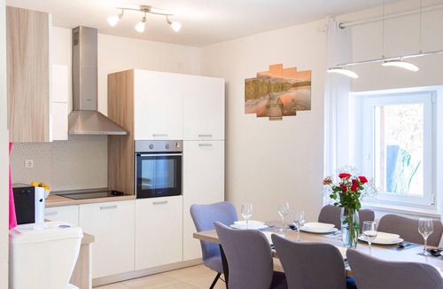 Muc House | Cozy home in Neoric with house a panoramic view