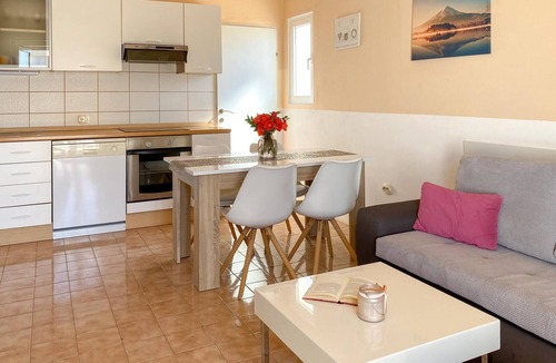 Okrug Gornji House | Cozy home in Okrug Gornji with sauna