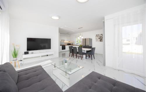 Primorski Dolac House | Cozy Home In Primorski Dolac
