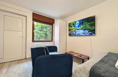 Sesvete Apartment | Cozy Room in an Old House with AC