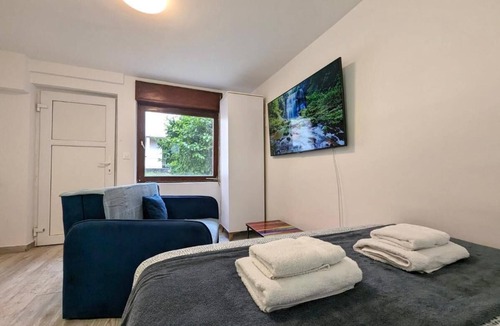 Sesvete Apartment | Cozy Room in an Old House with AC