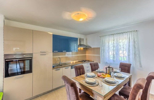 Kastel Stari Apartment | Cozy sea view apt. with heated pool and football court