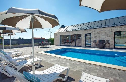 Dugo Selo Villa | das Klet - Modern Family Villa near Zagreb with Heated Pool & Free Parking