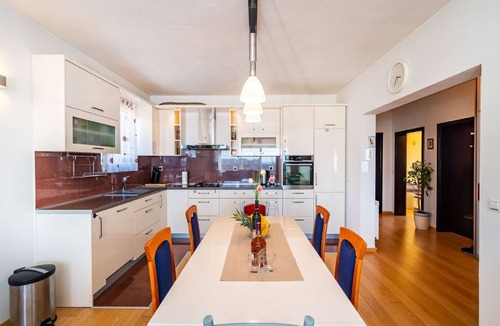 Razanac Apartment | Delightful Apartment in Radovin with Garden