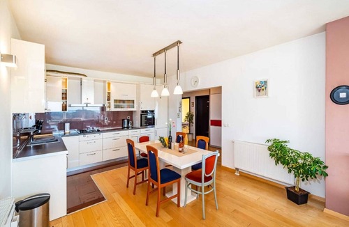 Razanac Apartment | Delightful Apartment in Radovin with Garden