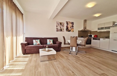 Podstrana Apartment | Deluxe Apartment with wifi, satv, private parking, near the beach