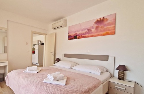 Podstrana Apartment | Deluxe Apartment with wifi, satv, private parking, near the beach