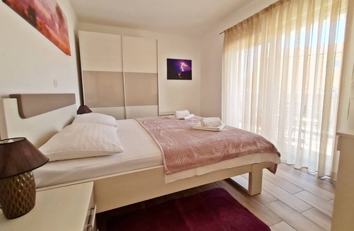 Podstrana Apartment | Deluxe Apartment with wifi, satv, private parking, near the beach