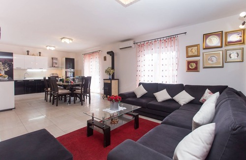 Trnbusi Villa | Deluxe Omis Villa | 4 Bedrooms | Villa Tomic | Private Pool | Perfect for.