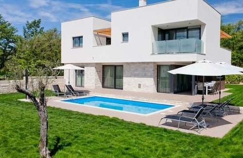 Karigador House | Designvilla mit Dachterrasse und Panoramablick by Interhome