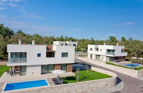 Karigador House | Designvilla mit Dachterrasse und Panoramablick by Interhome