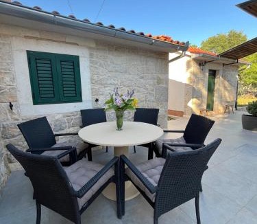 Oklaj Villa | Didov kameni dvor-Stone House&Jacuzzi