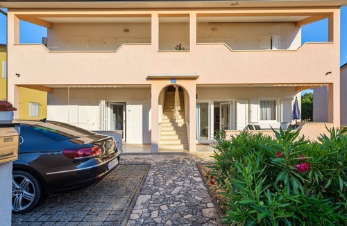 Lovrecica Apartment | Dog-friendly apartment just 60 metres from the beach with private parking, air conditioning, WiFi