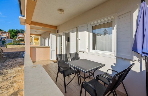 Lovrecica Apartment | Dog-friendly apartment just 60 metres from the beach with private parking, air conditioning, WiFi