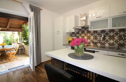 Mali Maj Apartment | Dog-friendly flat just 250 metres from the beach with Mediterranean garden
