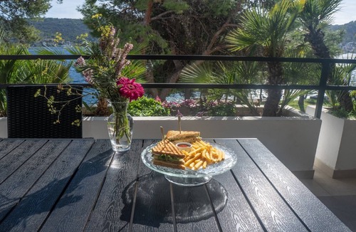 Cove Rogacic Apartment | Double Room Sea View 10