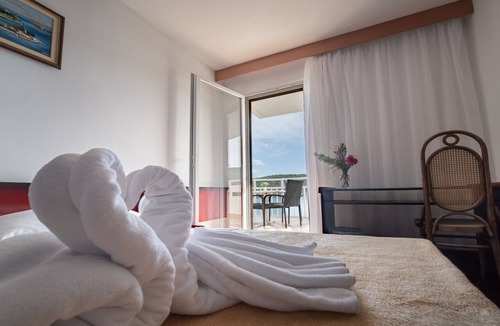 Cove Rogacic Apartment | Double Room Sea View 9