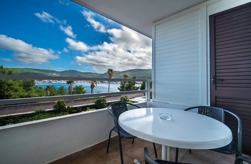 Cove Rogacic Apartment | Double Room Sea View 9