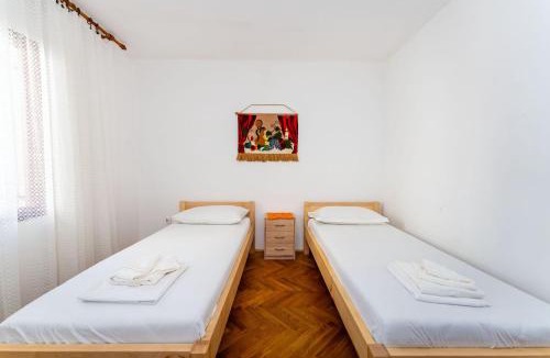 Zrce Apartment | Drazen Charming Three Bedroom Apartment