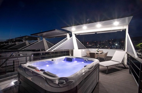 Seca Boat Rental | Dream houseboat by the sea with terrace