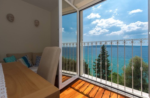 Crikvenica Apartment | Dream location, right by the sea