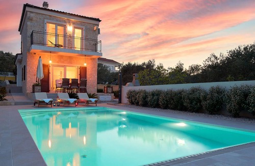 Murter House | Dream vacation on the island of Muter ? Discover this house and fantastic environments.