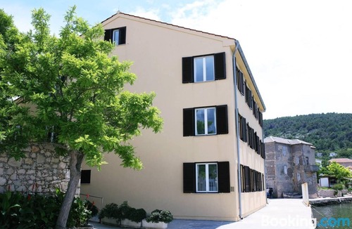 Vinjerac Apartment | Duplex apartment with a view of the sea and the garden