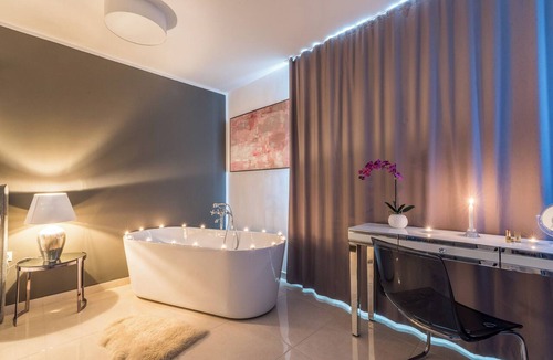 Plitvica Selo Bed & Breakfast | Dvokrevetna soba Deluxe s bračnim krevetom i kadom