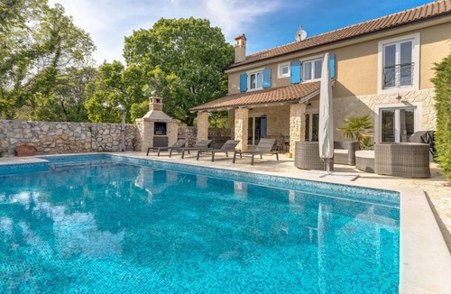 Garica House | Eine luxuriöse Villa "Maslina" mit Pool und Grill by Interhome