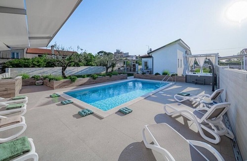 Dajla Villa | Elegant Villa Salvela with an outdoor hot tub and a pool