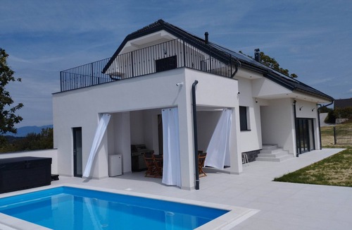 Gornja Stubica Villa | Elegant villa with pool, jacuzzi, and sauna in green Zagorje.