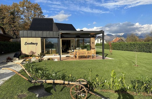 Sencur House | Elegant Warm Bliss Hideaway Escape Lodge - Holiday Home with Hot-Tub and Sauna