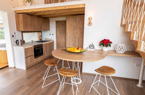 Sencur House | Elegant Warm Bliss Hideaway Escape Lodge - Holiday Home with Hot-Tub