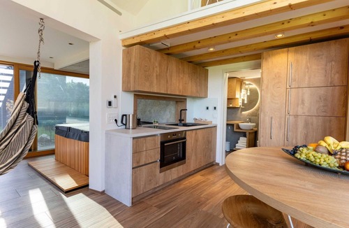 Sencur House | Elegant Warm Bliss Hideaway Escape Lodge - Holiday Home with Hot-Tub
