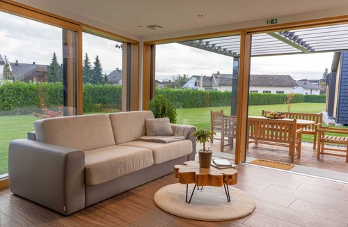 Sencur House | Elegant Warm Bliss Hideaway Escape Lodge - Holiday Home with Hot-Tub
