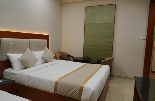 Thousand Lights Apartment | EMBASSY PARK - Near US consulate, Apollo hospital, Sankaranethralaya