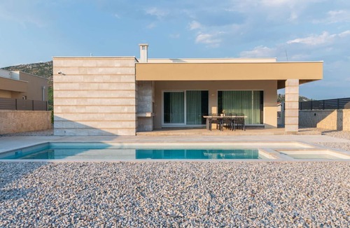 Trn Villa | Ero modern holiday home with pool and jacuzzi overlooking Trebizat river.