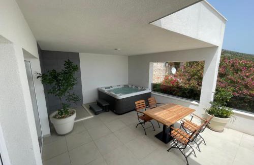Zavala Apartment | Exclusive 2 Bedroom Seafront Suite with jacuzzi