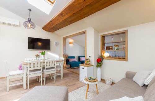 City Center Apartment | Exclusive Seafront Bacchus Apartment