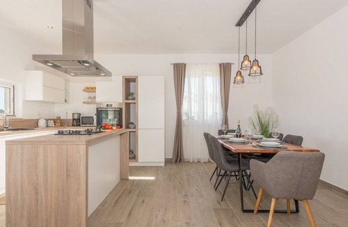 Tinj Villa | Experience only the best - house Kamber