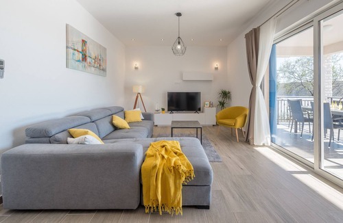 Tinj Villa | Experience only the best - house Kamber
