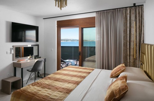 Vir Apartment | Exquisite 5-Star Luxury: Stunning 4-Bedroom Apartment with Panoramic Seaviews