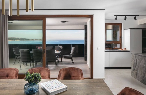 Vir Apartment | Exquisite 5-Star Luxury: Stunning 4-Bedroom Apartment with Panoramic Seaviews