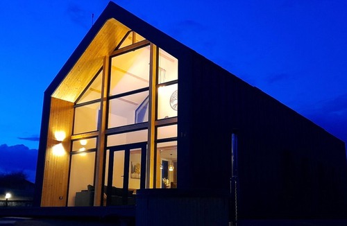 Bran Cottage | Fabulous 5-bedroom Cottage in Bran with WiFi, AC