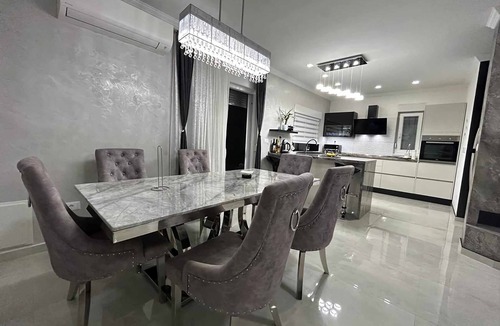 Bilice Villa | Familly house with heated pool WHITOUT CHEMICAL,jacuzzi&cinema projector