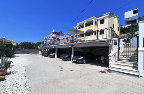 Okrug Gornji Apartment | Family apartment with sea view and Heated swimming pool a9