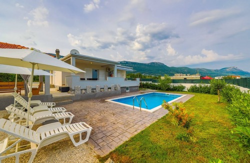 Rudine House | Family-Friendly Holiday Home with Private Pool, Playground, and BBQ - Three Bedroom Holiday Home
