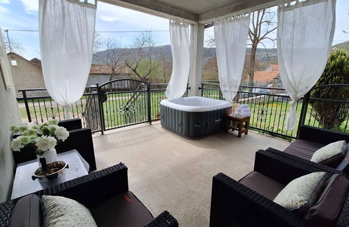 Vrlika House | Family-friendly house with hot tub Maovice, Zagora (K-24306)
