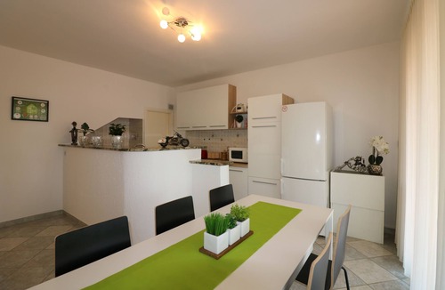 Vrvari Apartment | Family-friendly large apartment with 2 bathrooms for 6 - 8 pers