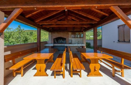Povile Apartment | Family house with swimming pool